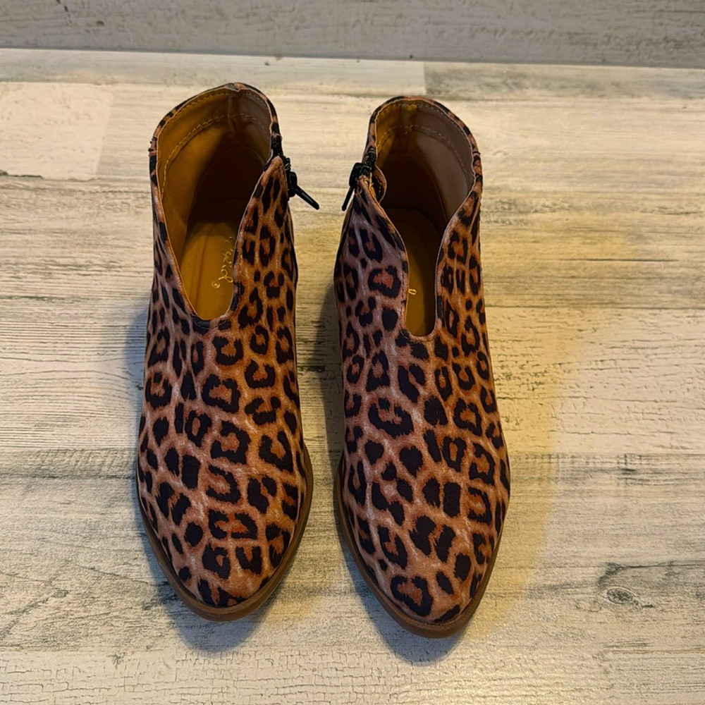 Leopard Booties|| size 6 || short heel || front detail cut out